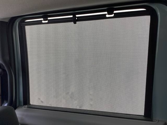 ロールサンシェード付きです！！日差しが気になる時だけ、気軽に使えます！！