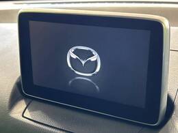 【マツダコネクトナビ】車内の雰囲気にマッチした一体型タイプのナビ。各種車輌設定やBluetooth再生等、様々な機能が楽しめます。直感的なダイヤル操作が可能で、使い勝手も良好です。