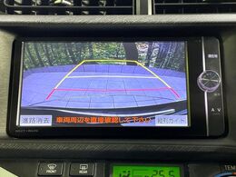 【バックカメラ】駐車時に後方がリアルタイム映像で確認できます。大型商業施設や立体駐車場での駐車時や、夜間のバック時に大活躍！運転スキルに関わらず、今や必須となった装備のひとつです！