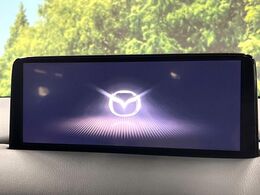 【10.25インチマツダコネクト】車内の雰囲気にマッチした大型ディスプレイ。スマホ接続でのナビ使用やBluetooth再生等、様々な機能が楽しめます。直感的なダイヤル操作が可能で、使い勝手も良好です。