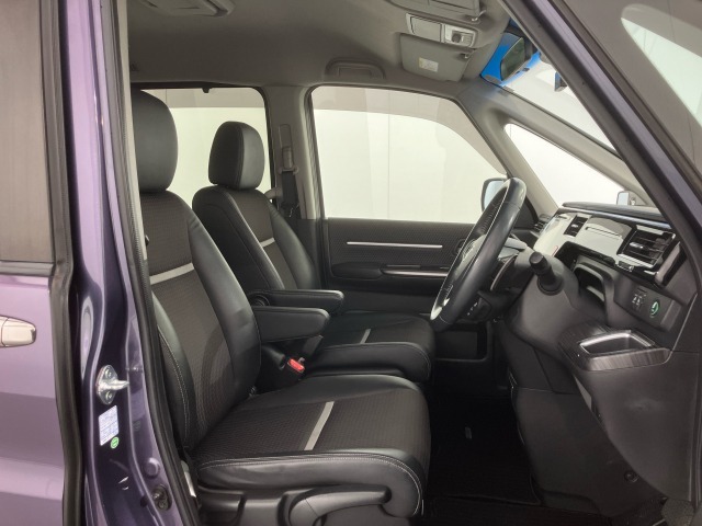 乗降がしやすい運転席。高さが調節できて小柄な女性でもベストポジションをとることができます。