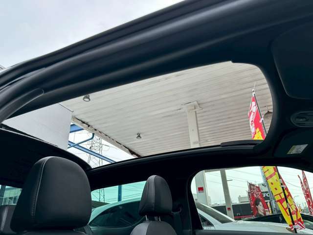 開閉時は開放感のある室内空間となります。これからの季節にドライブ等で活躍してくれます。