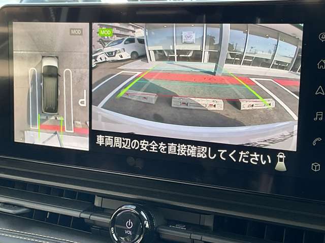 まるで真上から見ているような、視認性の良いアラウンドビューモニターです。駐車が苦手な方でもこれでらくらく駐車できますよ。