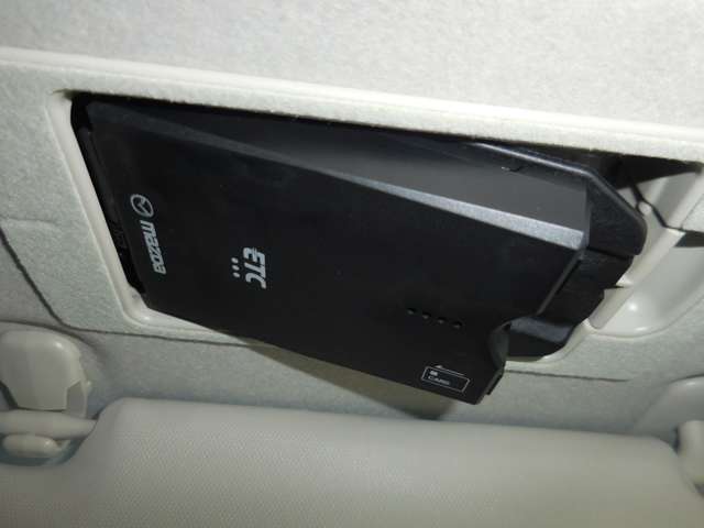 高速道路の料金所も、スムーズに通過できる、ETC車載器を装備しています。サンバイザーに隠れてスッキリと取付されたスマートインETC。
