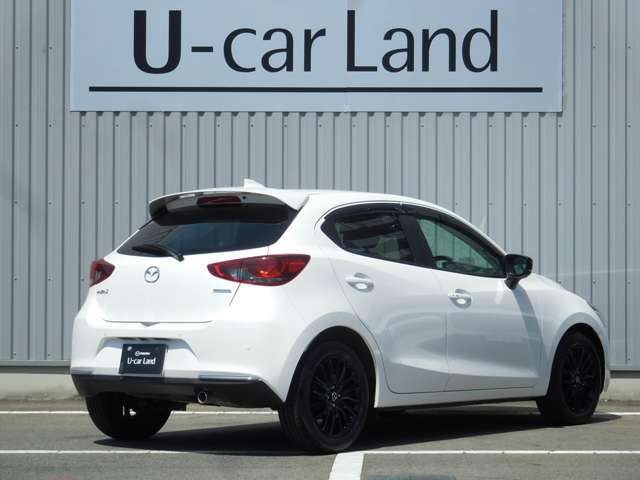 後席ガラスとリアガラスは、車内が見え難いプライバシーダークガラスになっています。紫外線から乗員を保護し、外部からのプライバシーも守ってくれますよ☆