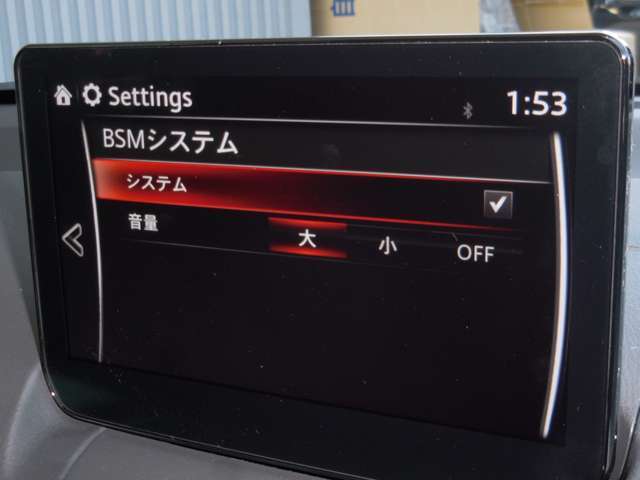 BSMは、車線変更時における運転者の後方確認を支援するシステムです。自車の後方から接近する車両を検知すると、接近表示灯(ミラーに設置)　　　　　　　　　と警報音で運転者に危険を知らせます。