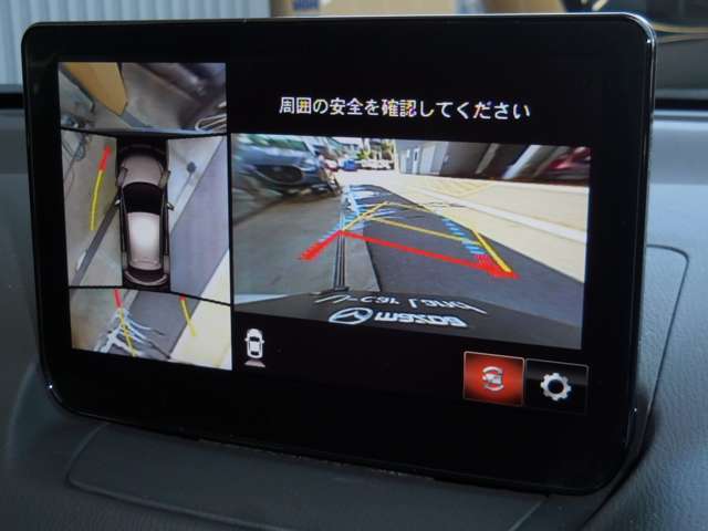 360度ビューカメラを搭載。4方の小型カメラの映像を処理し、車両真上からの映像に変換しています。