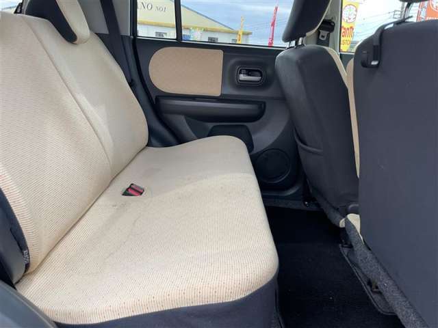 後部座席も目立つシミや汚れも無くとてもきれいな状態を保っております