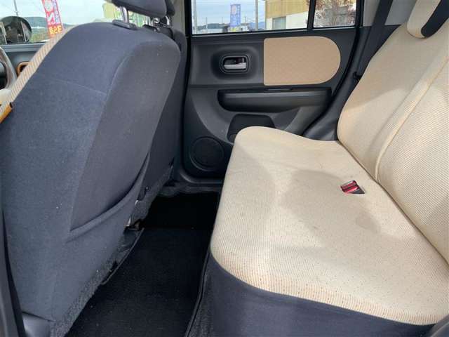 後部座席も目立つシミや汚れも無くとてもきれいな状態を保っております