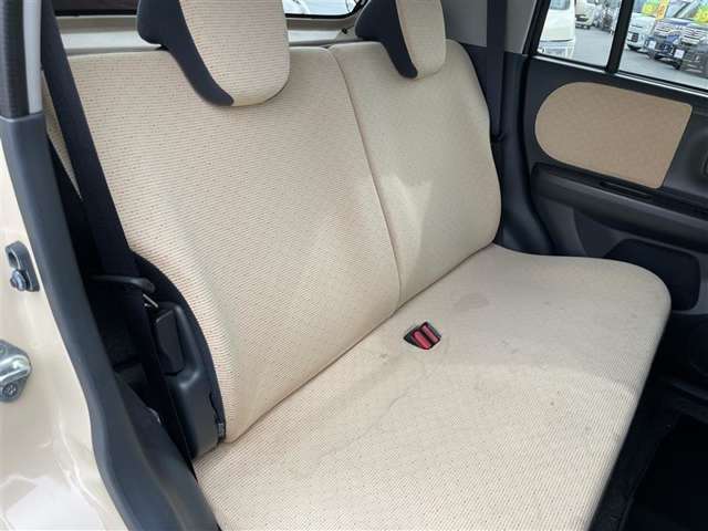 後部座席も目立つシミや汚れも無くとてもきれいな状態を保っております