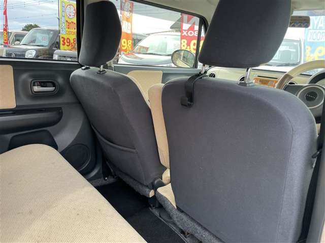 後部座席も目立つシミや汚れも無くとてもきれいな状態を保っております