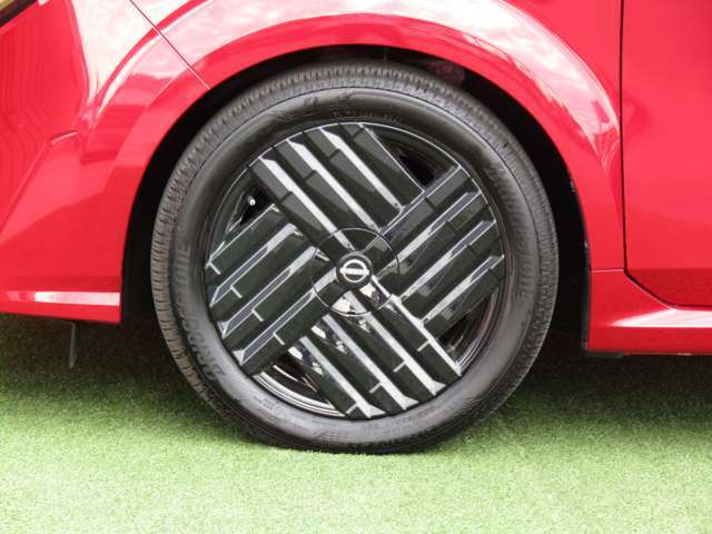純正17インチアルミ付きです。上質かつお手入れのしやすいデザイン