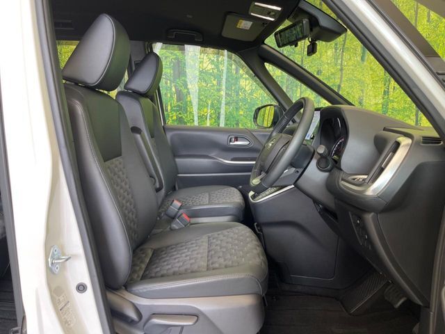 運転席シート廻りは使用感も少なく、良好な状態となっています。前オーナー様が丁寧に使っていたことがよくわかりますね。