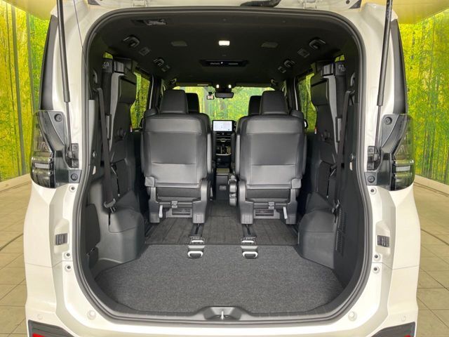 後席を格納すると、これだけの広さが！シーンに合わせたシートアレンジで、大きな荷物も積むことが出来ます♪