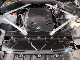 【BMWエンジン】革新的なガソリン・エンジン・テクノロジーによる高性能かつ高効率。レスポンスの良いパワーを発揮。常にスムーズな吸気を実現しアクセル開度にダイレクトに反応しドライビングを楽しく演出。