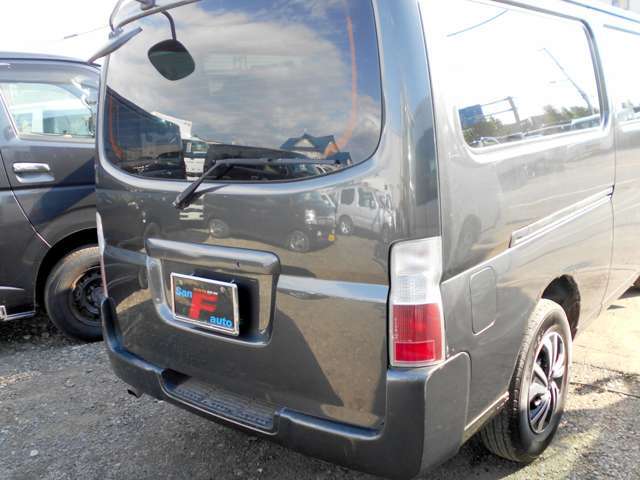 ご成約クーポンとして全車下廻りの錆止め（油性ブラックシャーシ塗装）を納車時無料にて施行致します。自社整備工場＆板金工場完備です。アフターもお任せ下さい！！