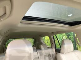 【サンルーフ】開放感たっぷりの希少装備、サンルーフが装着されています！車内に明かりを取り入れたり景色を楽しむ以外にも、車内の空気も簡単に換気できて快適です！