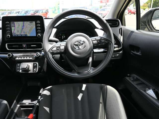 【運転席】座り心地が良いシートなので長時間の運転でも快適にお過ごしいただけます。新品のフロアマットのご注文も可能です。掲載箇所以外にご希望の写真がございましたらお気軽にお問い合わせ下さい。