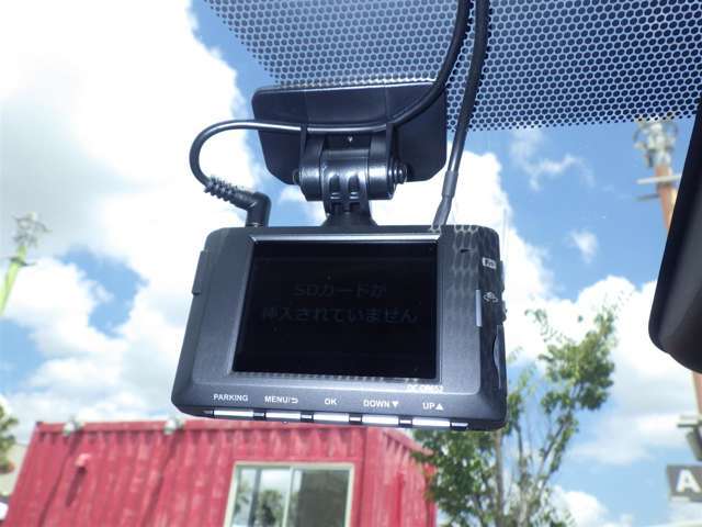 【ドライブレコーダー】映像・音声などの運転中の記録を残します。事故などを起こした起こされた時の証拠になりえますので、もしも時でも安心ですね。