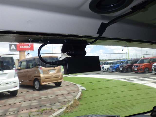 【ドライブレコーダー】映像・音声などの運転中の記録を残します。事故などを起こした起こされた時の証拠になりえますので、もしも時でも安心ですね。