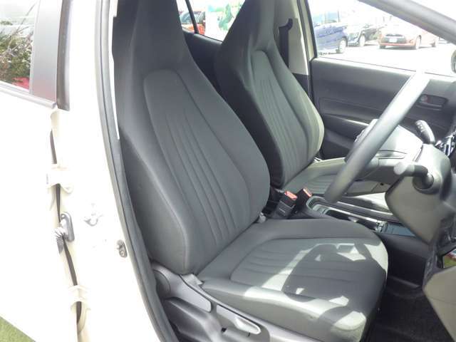 【運転席】座り心地が良いシートなので長時間の運転でも快適にお過ごしいただけます。新品のフロアマットのご注文も可能です。掲載箇所以外にご希望の写真がございましたらお気軽にお問い合わせ下さい。