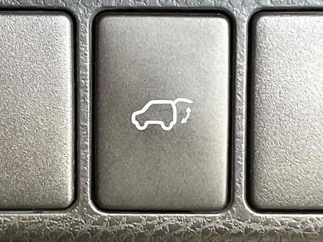 【パワーバックドア】スマートキーや運転席のボタンを押すだけでリアゲートが自動で開閉します！荷物を持っている時や、高い位置にあるバックドアを閉める際に便利な機能です♪