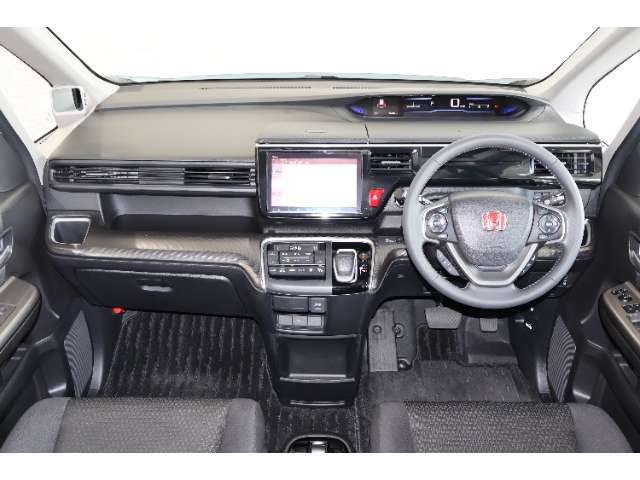 操作性に優れた運転席となります！小物入れや各ボタンの配置にこだわり、使いやすいです！座り心地もよく視認性も良好なのでロングドライブもお任せ下さい！