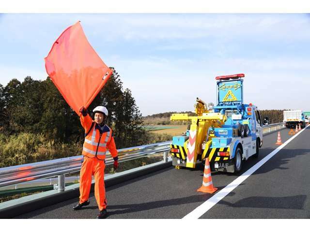 高速道路での事故や修理はJAF等でないと処置ができない場合がございます。