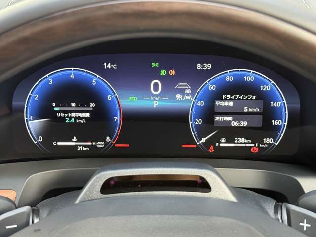 液晶メーターは、視認性良好でドライバーをサポート！必要な情報を瞬時に確認でき、運転が安心安全になること間違いなし！スタイリッシュなデザインが車内を彩り、ドライブ体験をさらにワクワクさせます！