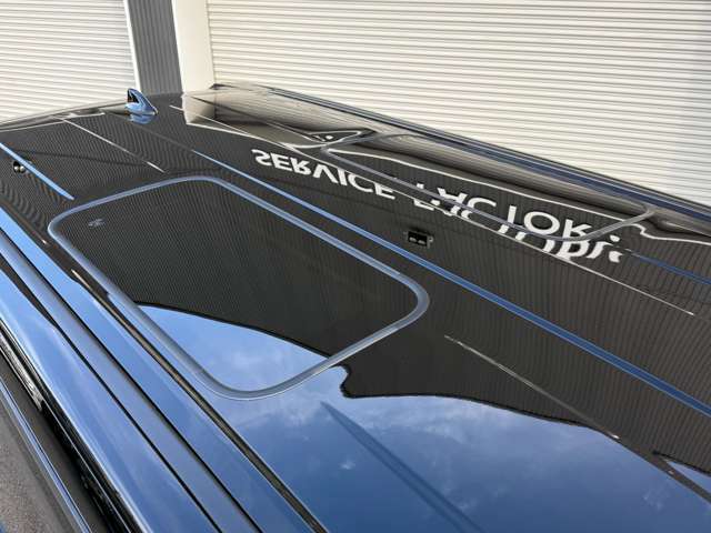 【ツインムーンルーフ】開放感たっぷりのツインムーンルーフが装着されています！車内に明かりを取り入れたり景色を楽しむのに、最適です！遮光シェードが装備されておりますので、夏の暑い日でも快適に使えます！