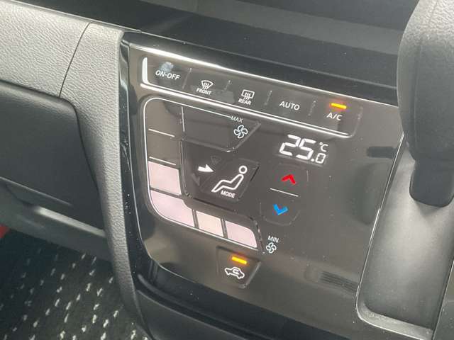 オートエアコンは、タッチパネルの様な艶やかな操作感です。