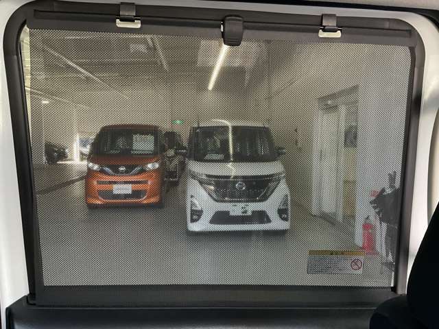 子供が寝たら、ロールサンシェードを引っ張りだして下さい！サービスエリアでの休憩時も、日除け以外にプライバシー保護に役立ちますよ！