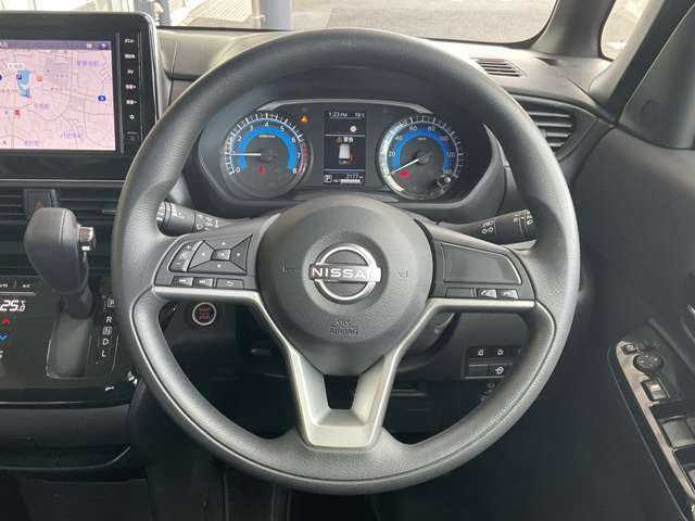 手元でナビゲーションの音量やデイスプレイの操作ができます。