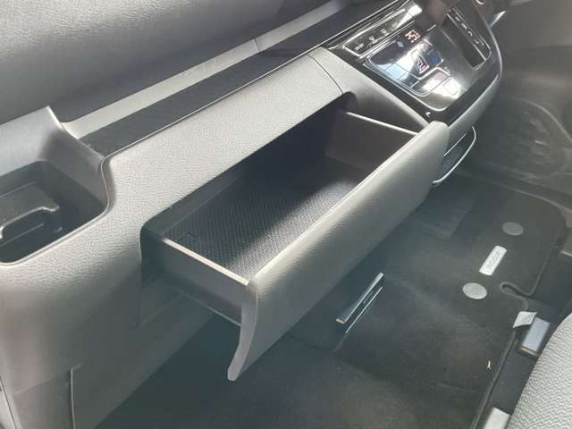 車検証などが収納できるグローブボックスです。