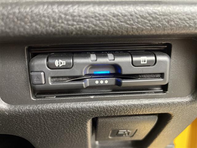 【ETC】有料道路を利用する際に料金所で停止することなく通過できる、ETC車載器（ノンストップ自動料金収受システム機器）が装備されています。セットアップを行うことで利用可能になります。