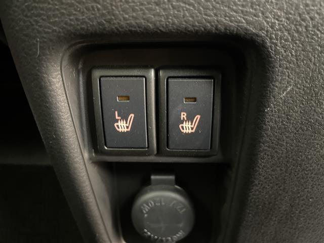 【快適温熱シート（シートヒーター）】寒い日はもちろん、夏の冷房中にも効果を発揮します。長時間座っていると負担のかかりやすい背中や腰、寒い日に冷えやすい脚部を暖めます！温度調節機能もあります。