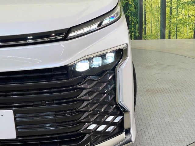 【LEDヘッドライト】悪天候や夜間走行時も良好な視界を確保し安心して運転できる高輝度LEDヘッドライトを装備！点灯速度が早く、消費電力も抑えられています。
