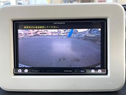 【バックカメラ】駐車時に後方がリアルタイム映像で確認できます。大型商業施設や立体駐車場での駐車時や、夜間のバック時に大活躍！運転スキルに関わらず、今や必須となった装備のひとつです！