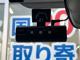 【ドライブレコーダー】安心・安全なカーライフに必須のドライブレコーダーを装備！走行中はもちろん、あおり運転や事故に遭遇した際の状況も映像で記録し、万一のリスクに備えます。