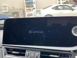 【12.3インチワイドナビ】高級感とインパクトのある大型ワイドナビを装備。各種オーディオ操作はもちろん、横長ワイド画面でのマップ2分割表示など、利便性も高いナビです♪