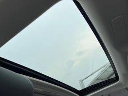【ムーンルーフ】開放感たっぷりの希少装備、ムーンルーフが装着されています！車内に明かりを取り入れたり景色を楽しむ以外にも、車内の空気も簡単に換気できて快適です！