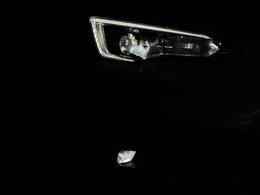 【LEDヘッドライト/LEDフォグランプ（メーカーオプション）】悪天候や夜間の走行も視界良好で安心してお乗りいただけます。