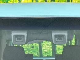 【デュアルカメラブレーキサポート】走行中に前方の車両等を認識し、衝突しそうな時は警報とブレーキで衝突回避と被害軽減をアシスト。より安全にドライブをお楽しみいただけます。