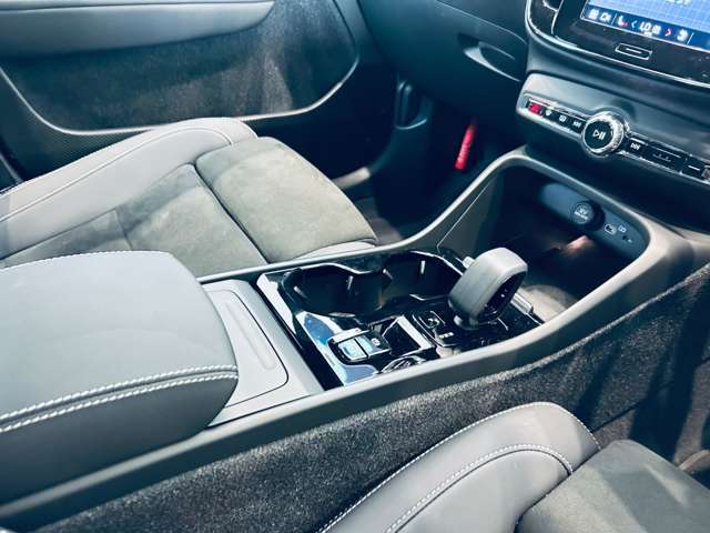 【運転席操作部】『運転席周辺の装備』の画像になります。快適なドライブを楽しむための機能が装備されています！運転席から触れるので使いやすいです！