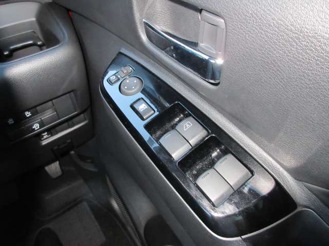 全席パワーウィンドウとなっています。運転席はオートになっているのでワンタッチ開閉することが出来ます。