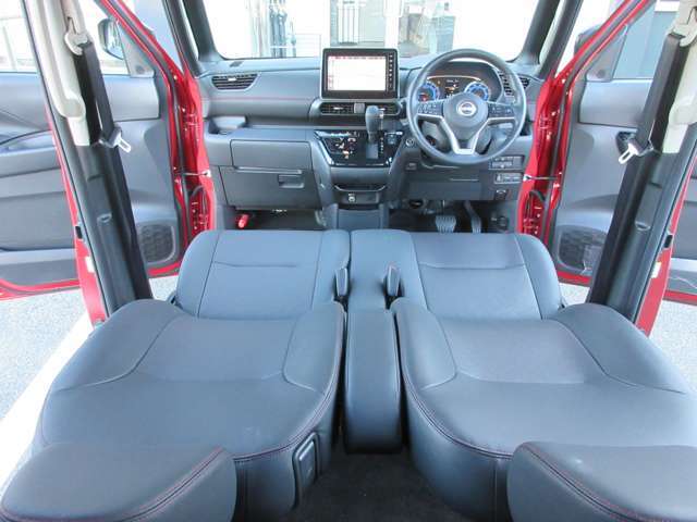 すっきりした運転席周りにはナビやエアコンの操作パネルを設置しておりますので、お一人での運転でもご安心できます。