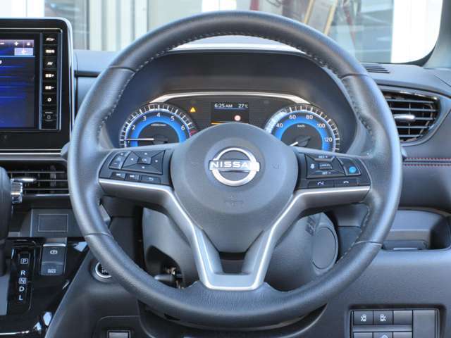 ハンドルの右側にはプロパイロットシステムのスイッチが付いているので、高速道路の運転が楽になりますよ！左側のオーディオ操作のスイッチにて音量調整等をナビを直接触ることなく操作ができます。