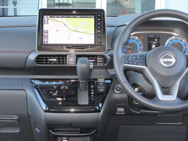 すっきりした運転席周りにはナビやエアコンの操作パネルを設置しておりますので、お一人での運転でもご安心できます。
