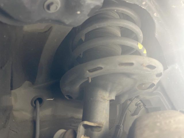 お車を安心してお乗りいただく為には、足回りの定期点検が欠かせません。サービスサポート（有償保証）では無料点検もご提供しており、安心のカーライフをお過ごしいただけるサポート体制が整っています。