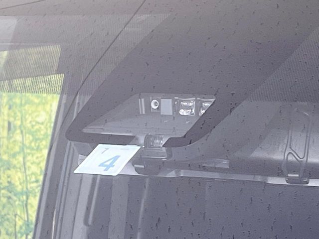 【トヨタセーフティセンス】走行中に前方の車両等を認識し、衝突しそうな時は警報とブレーキで衝突回避と被害軽減をアシスト。より安全にドライブをお楽しみいただけます。